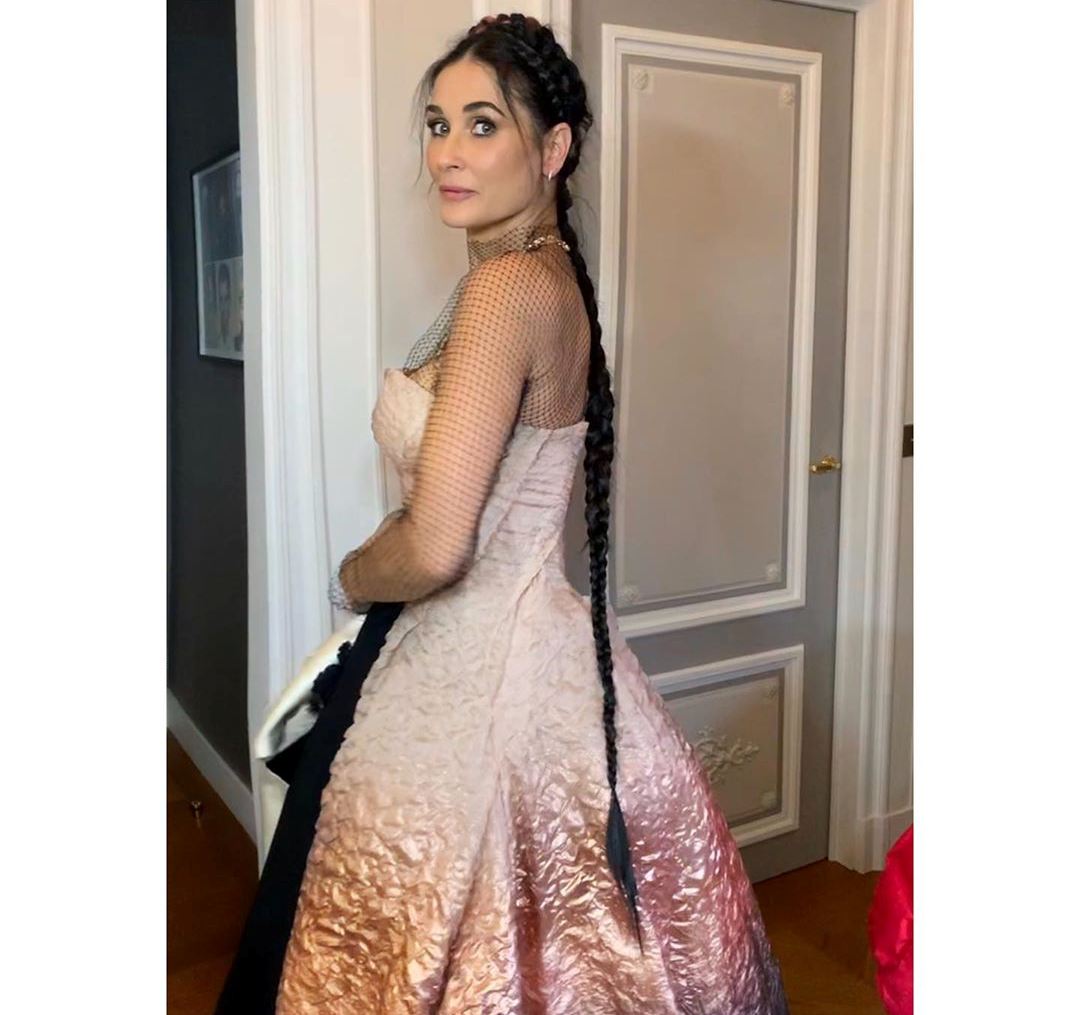 Она не меняется! 57-летняя Деми Мур восхитила роскошными формами в кутюрном наряде