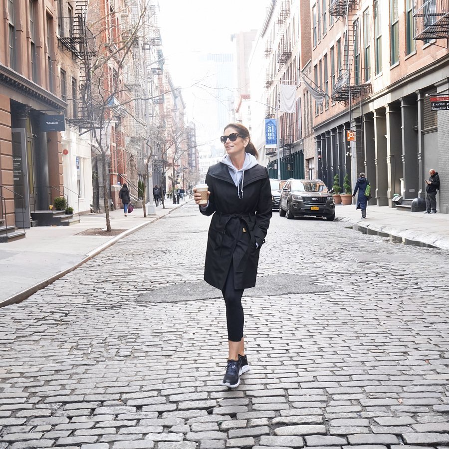 Она безупречна! 54-летняя Синди Кроуфорд похвасталась стройными ножками и тонкой талией