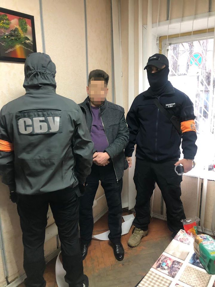 В Киеве на взятке за быструю выдачу биометрических паспортов задержали чиновника ГМС