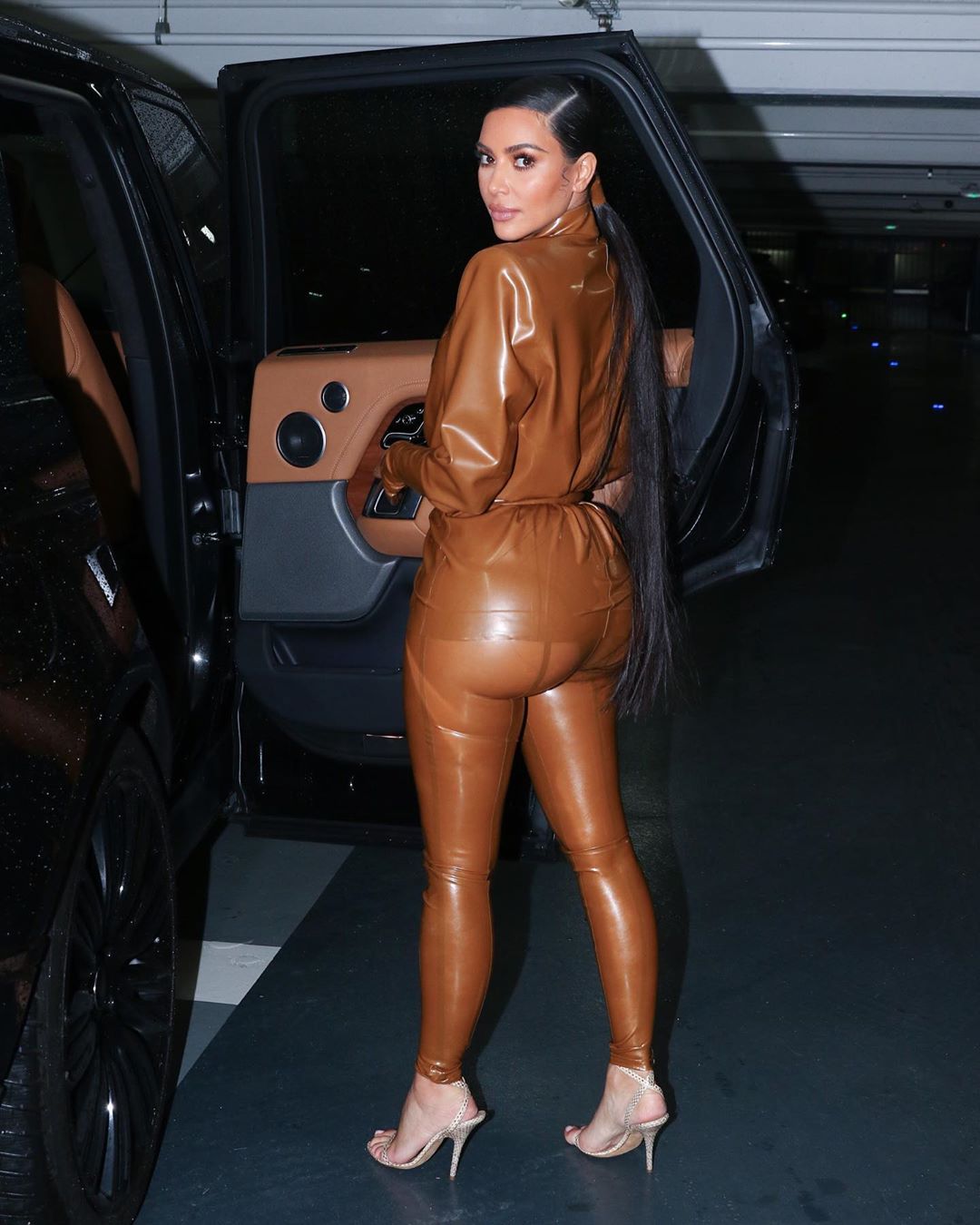 Безупречна: Ким Кардашьян показала роскошную фигуру в деловом костюме