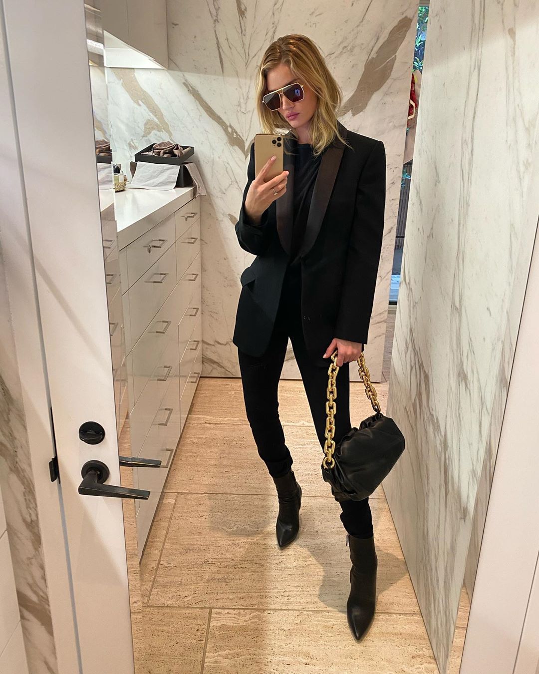 Уроки стиля: Роузи Хантингтон-Уайтли демонстрирует 10 трендовых образов весны