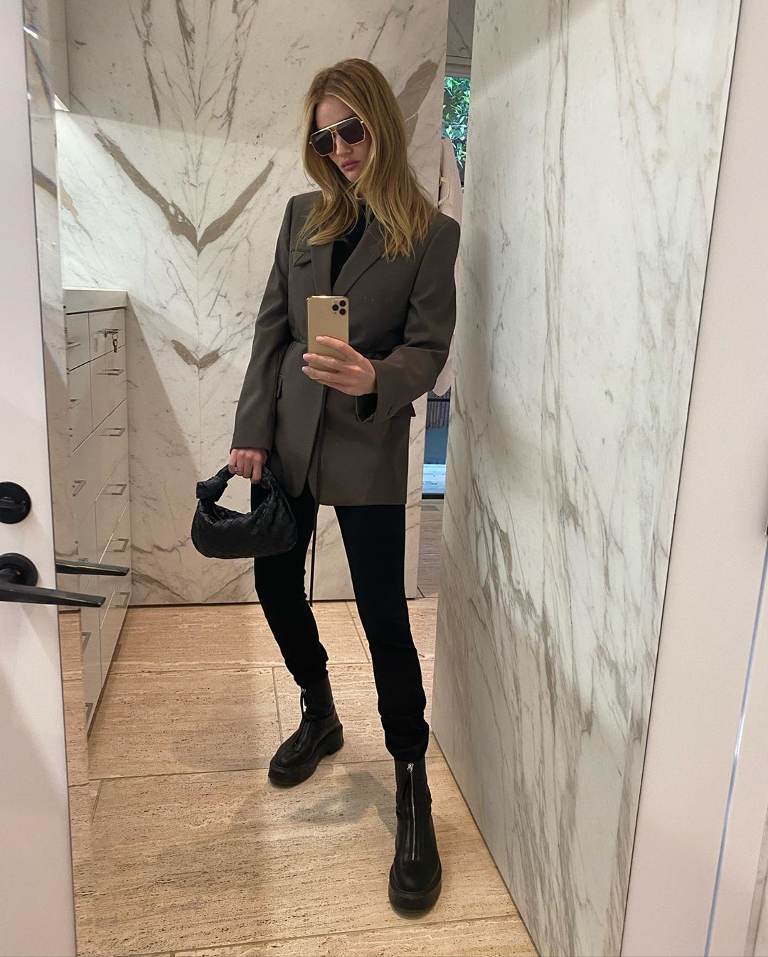 Уроки стиля: Роузи Хантингтон-Уайтли демонстрирует 10 трендовых образов весны