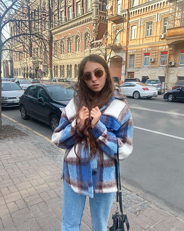 Дочка Олі Полякової в трендовому весняному луці засвітилася в центрі Києва під час карантину