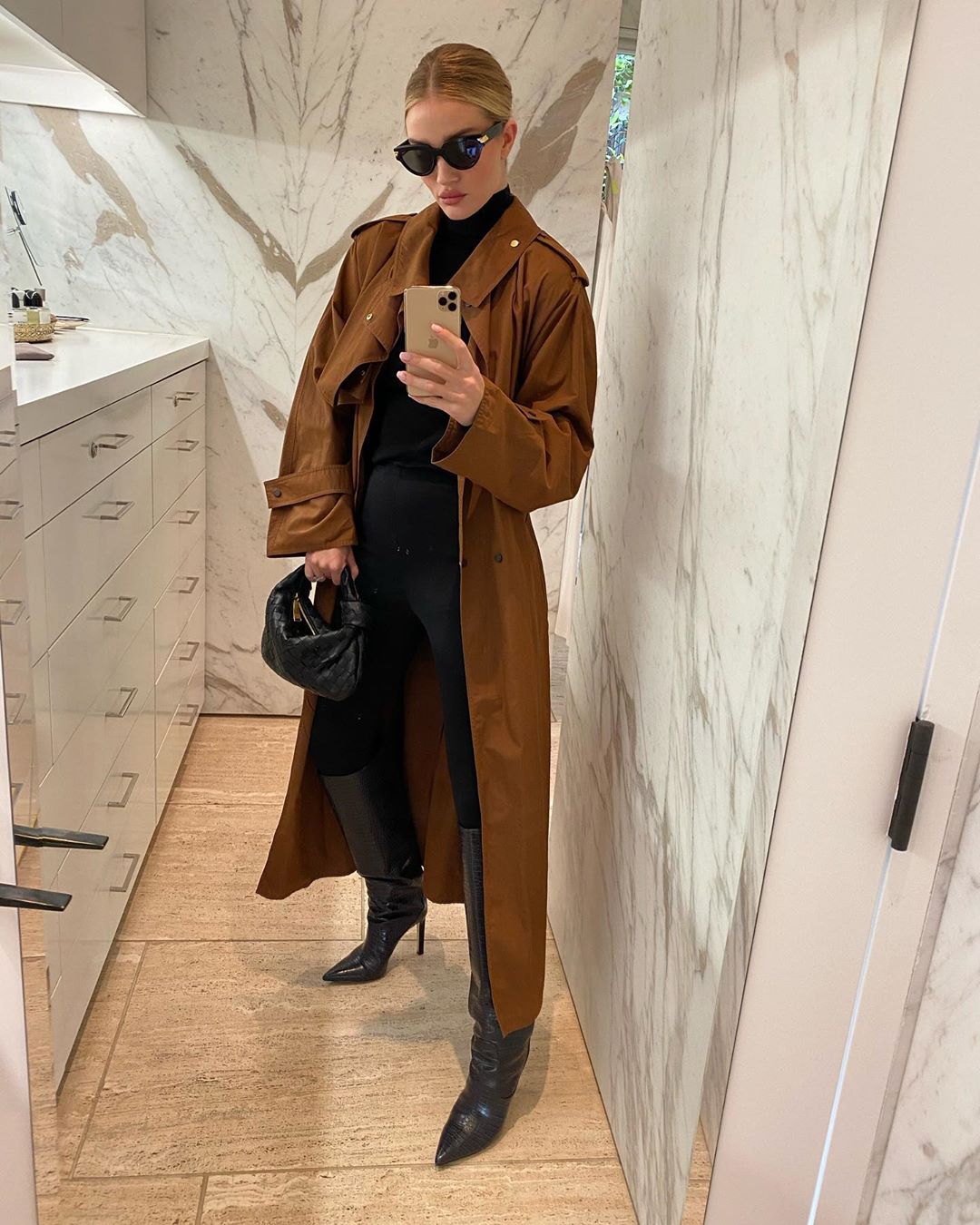 Уроки стиля: Роузи Хантингтон-Уайтли демонстрирует 10 трендовых образов весны