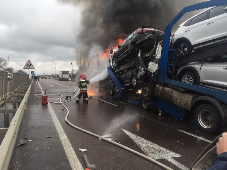 В Ровенской области столкнулись и загорелись два грузовых автомобиля, есть погибший
