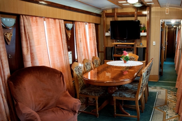 Кухня, кабинет и даже душ: сколько стоит проехаться в VIP-вагоне от Укрзализныци