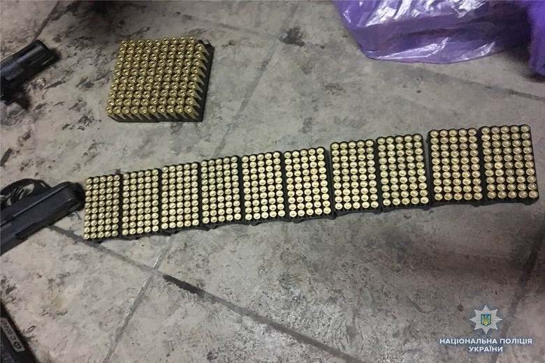 В Киеве разоблачили банду наркоторговцев с арсеналом оружия