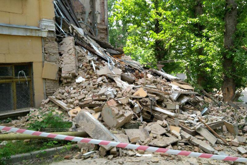 В центре Киеве обрушилось крыло старинного здания: фото с места ЧП