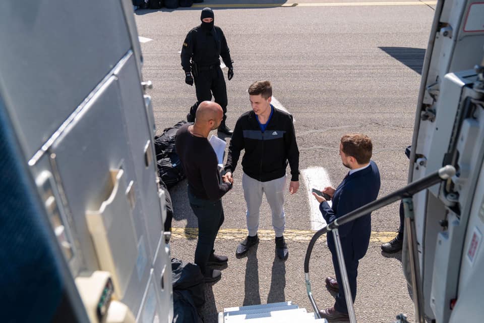 Соратники Зеленского показали, как вывозили пленных из Москвы (фото)