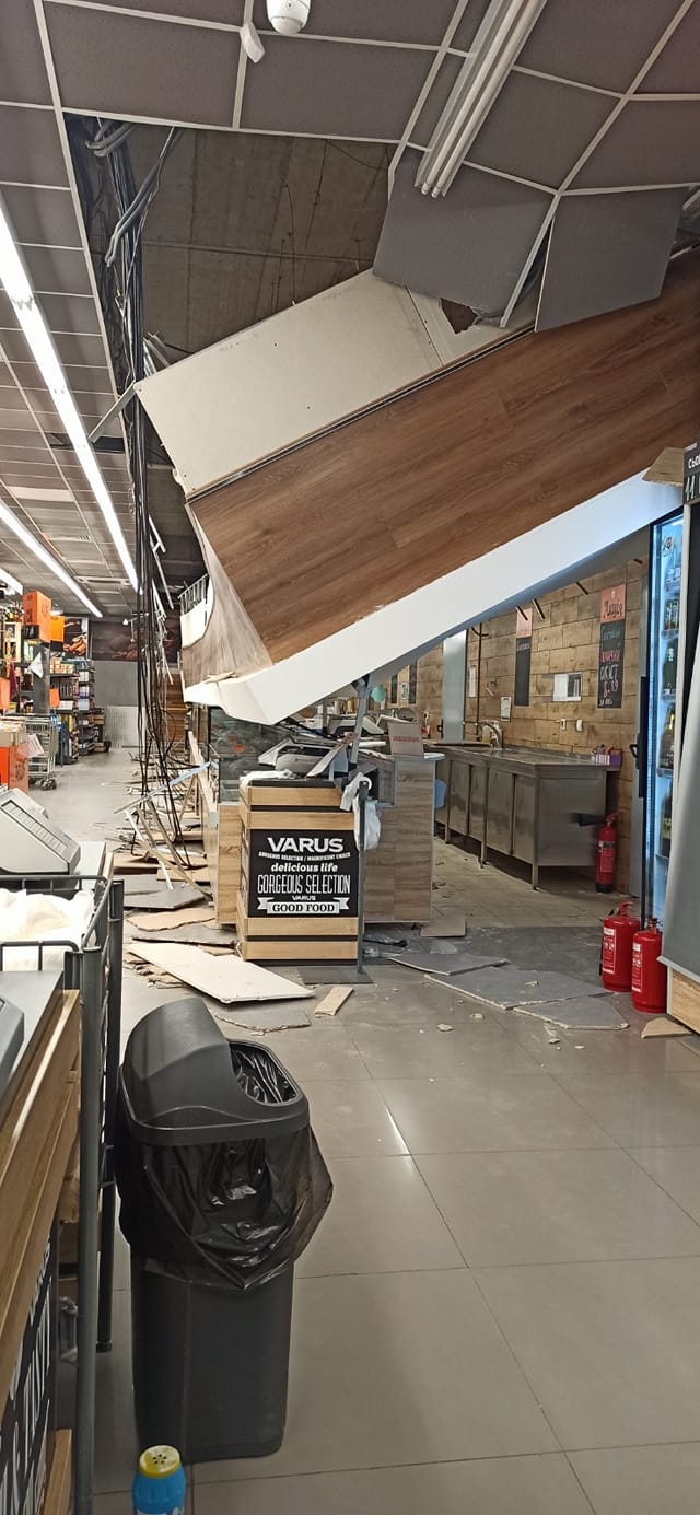 В Кривом Роге в супермаркете на посетителей упал потолок: в администрации говорят - все безопасно