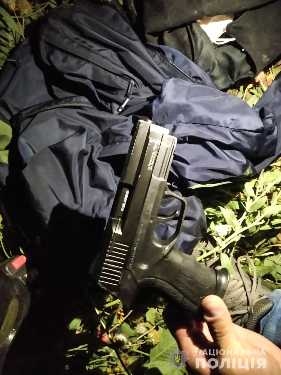 У Миколаєві військовий займався розбоєм: наскочник на мопеді грабував жінок (відео)