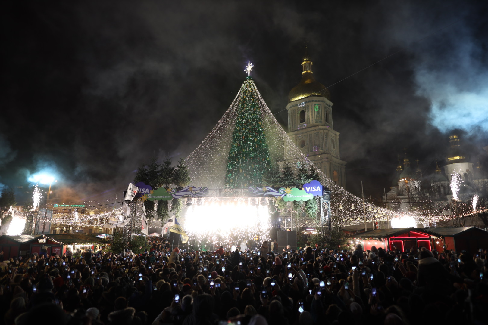 В Киеве зажгли главную елку страны: загорелась гирлянда и начался пожар