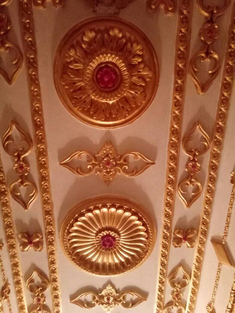 Пенсионер превратил подъезд в Киеве в настоящий Версаль: лепнина, позолота и много картин