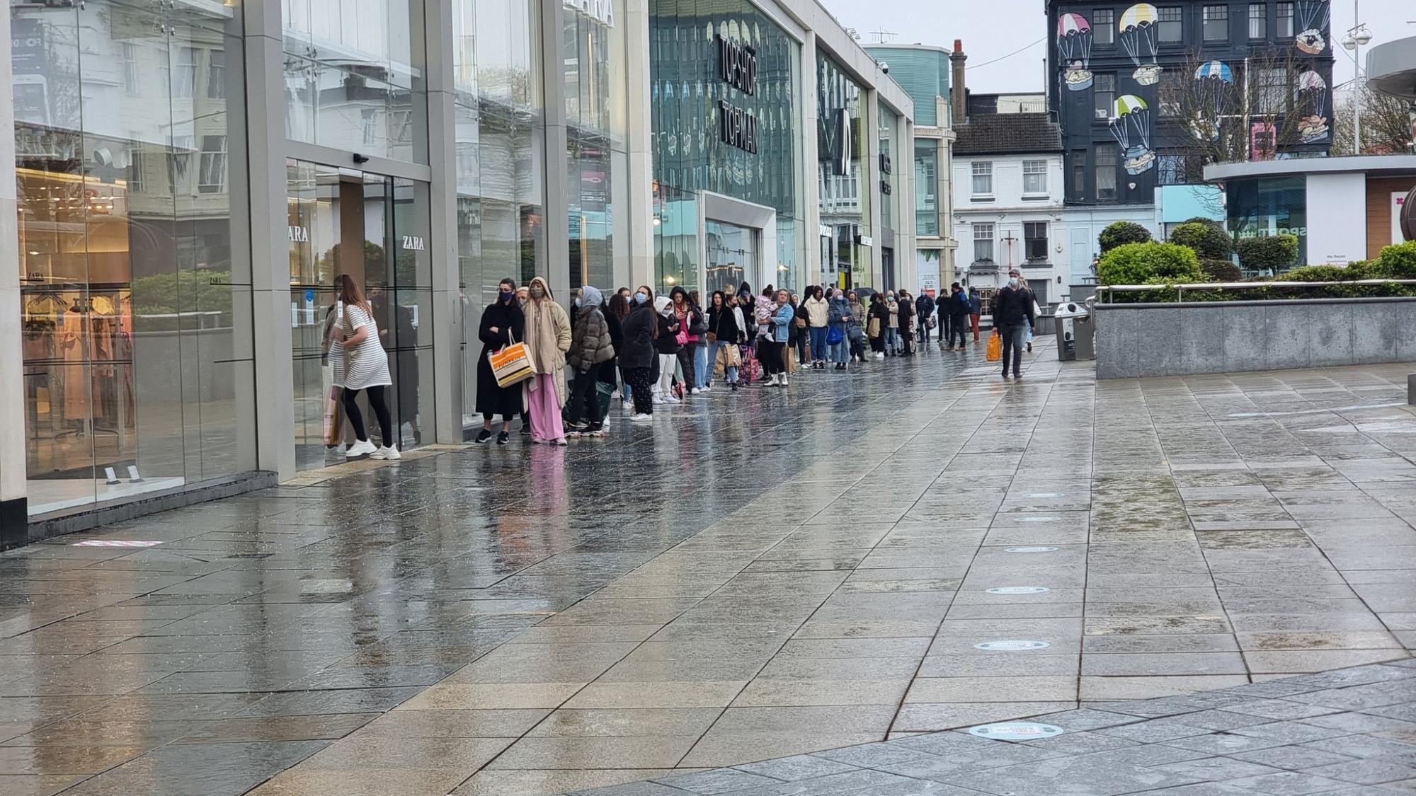 Британцы наводнили пабы и парикмахерские после ослабления карантина: фото и видео с улиц "свободных" городов