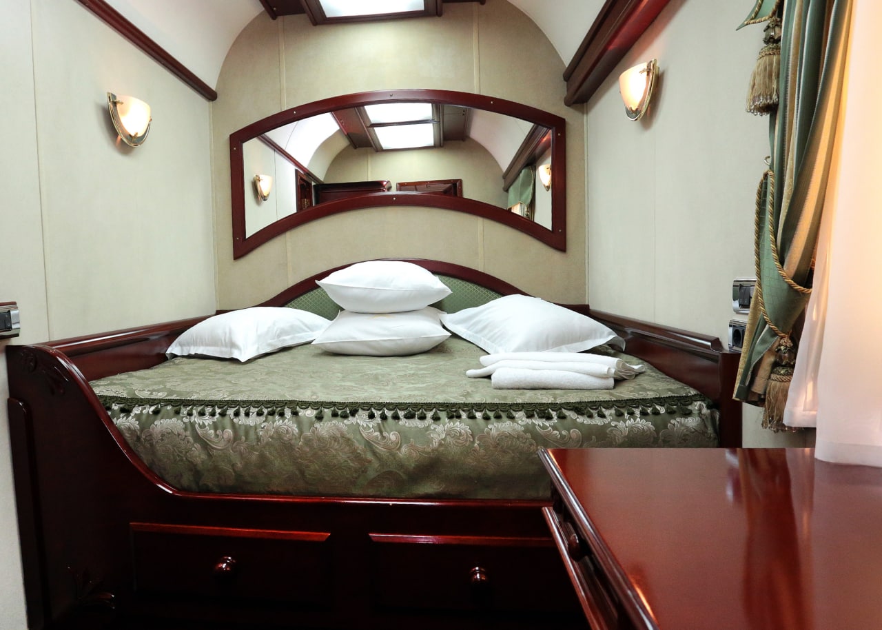 Кухня, спальня и душ: фото самых роскошных вагонов Укрзализныци