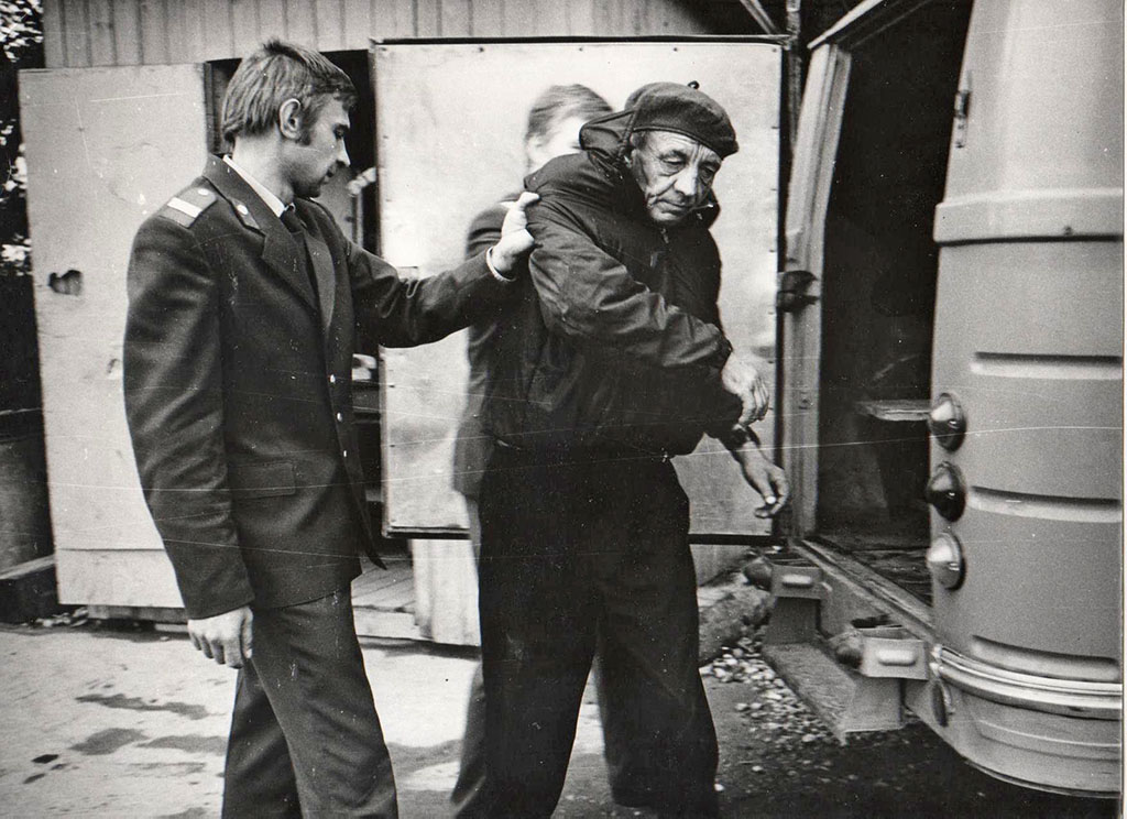 Появились правдивые фото жизни "алкашей" в СССР. На них сложно смотреть без ужаса