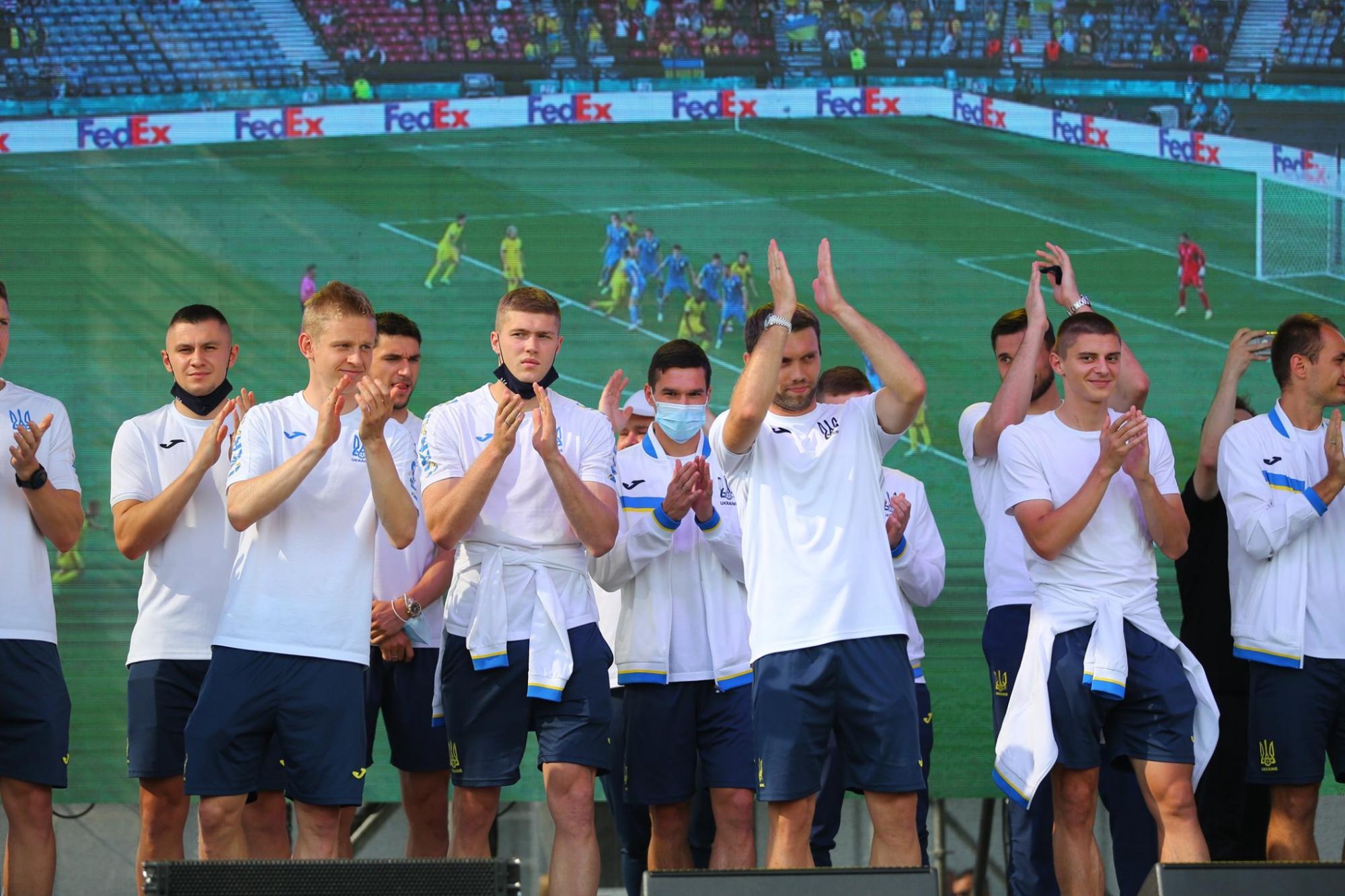 Сборная Украины вернулась домой: яркие фото и видео из "Борисполя"