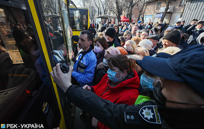 Карантин у Києві: з'явилися фото "штурму" автобусів