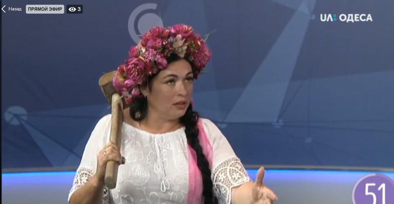 Напугать олигархат: кандидат в нардепы пришла на эфир с кувалдой (видео)