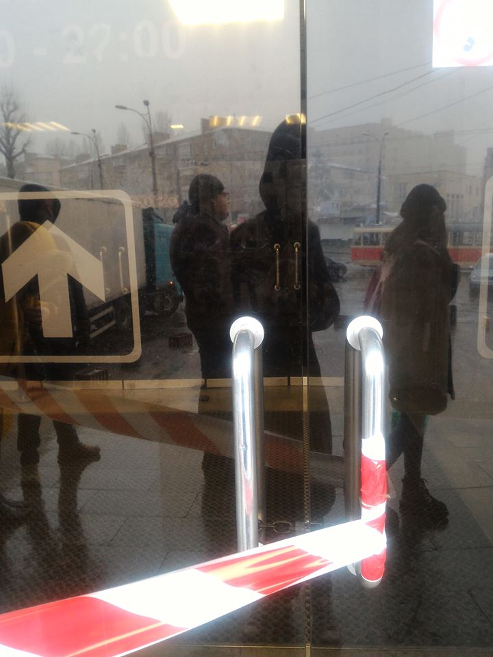 Очереди на несколько часов: новые фото из киевских супермаркетов