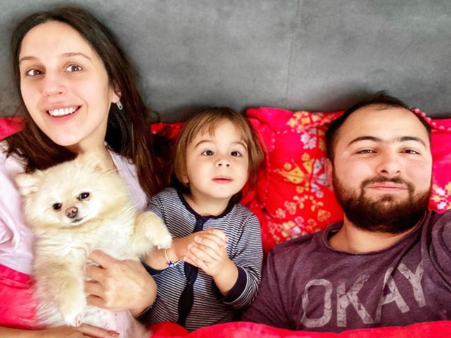 Залишається просто кохати: вагітна Джамала зворушила мережу домашнім кадром з чоловіком і сином