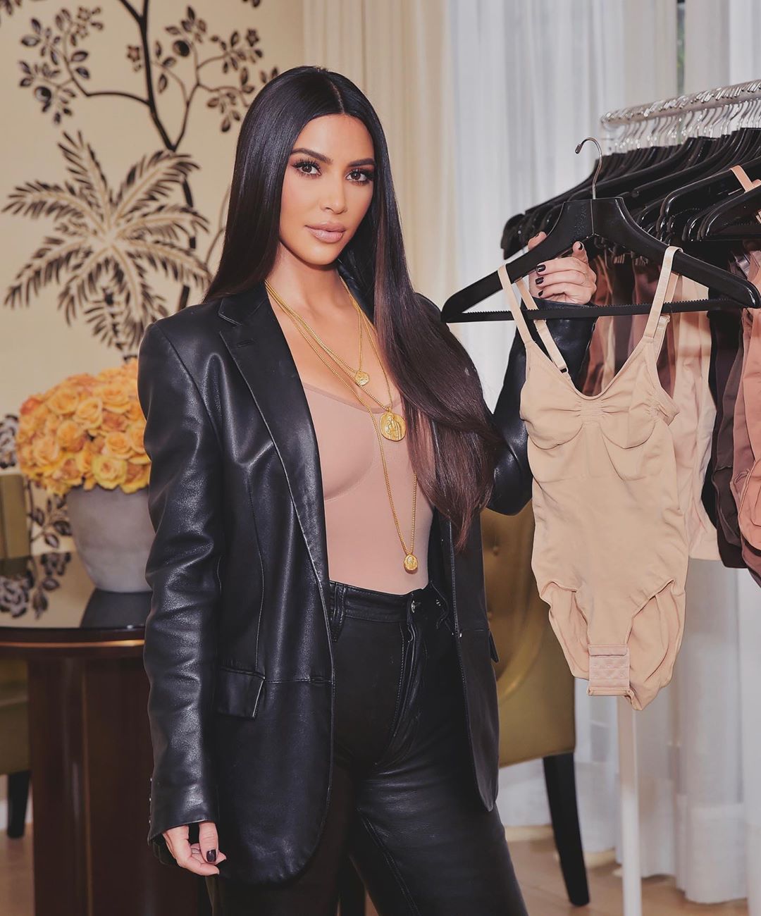 В кожаном костюме и облегающем боди: Ким Кардашьян демонстрирует пышные формы в стильном total look