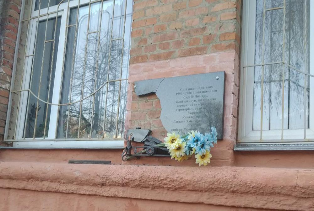 В Полтаве вандал попал на видео во время разгрома памятника воинам АТО