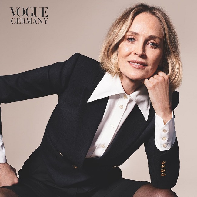 Ідеальна жінка: 62-річна Шерон Стоун блищить у відвертому вбранні з трендовим принтом