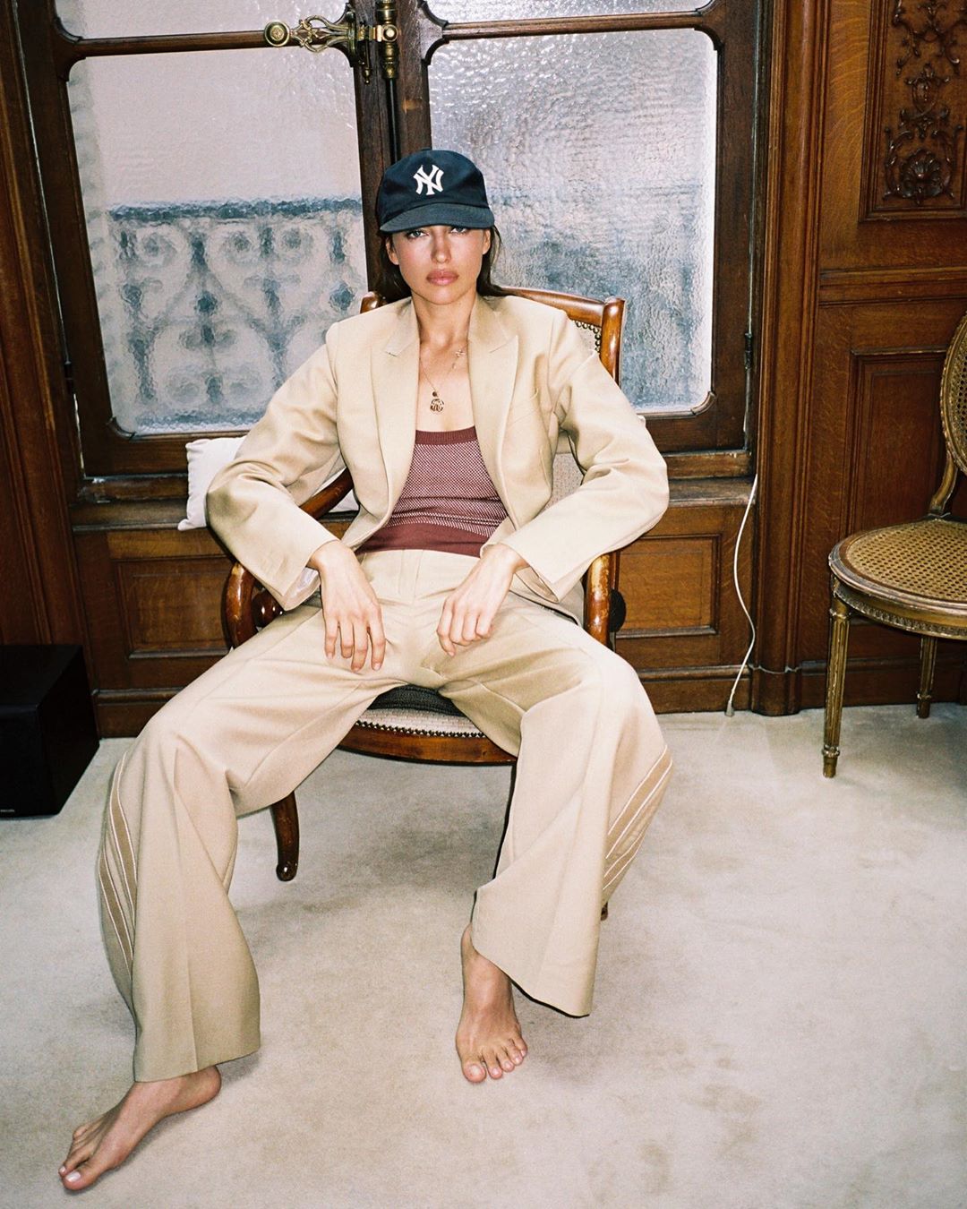 Одна дома: Ирина Шейк восхитила роскошным телом в откровенных нарядах для новой съемки