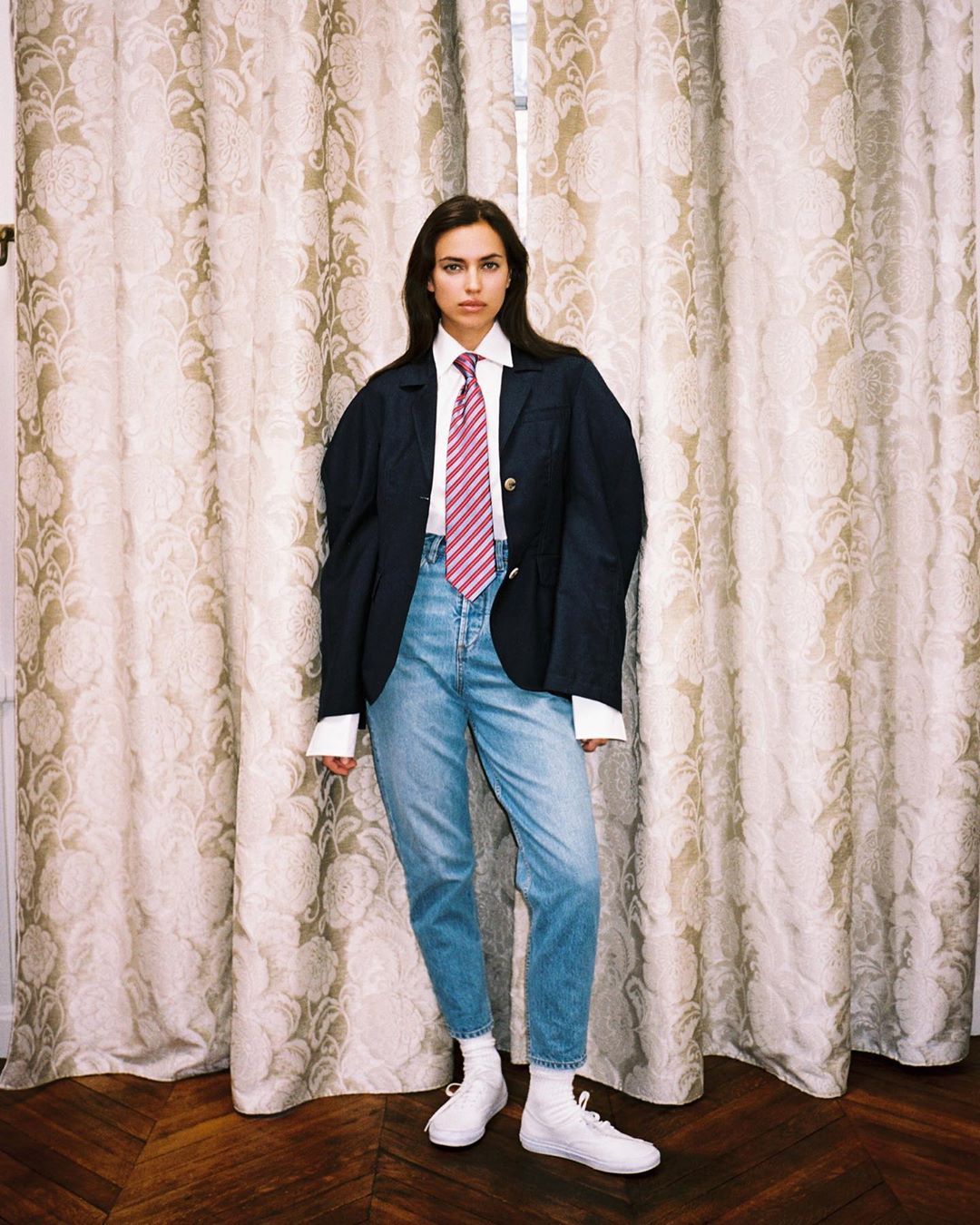 Одна дома: Ирина Шейк восхитила роскошным телом в откровенных нарядах для новой съемки