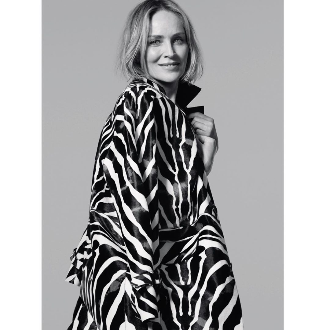 Ідеальна жінка: 62-річна Шерон Стоун блищить у відвертому вбранні з трендовим принтом