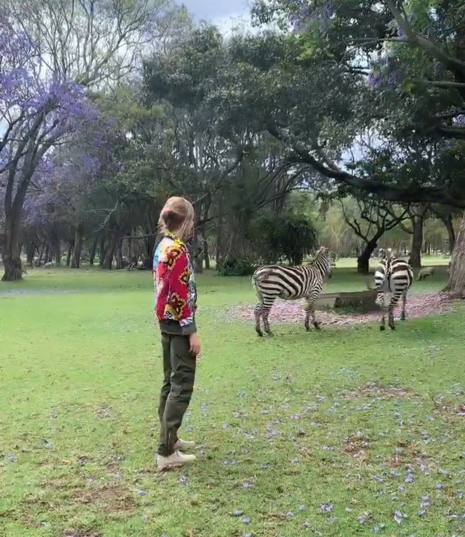 Модель и в Африке модель: Наталья Водянова восхитила совершенным телом в стильном комбинезоне