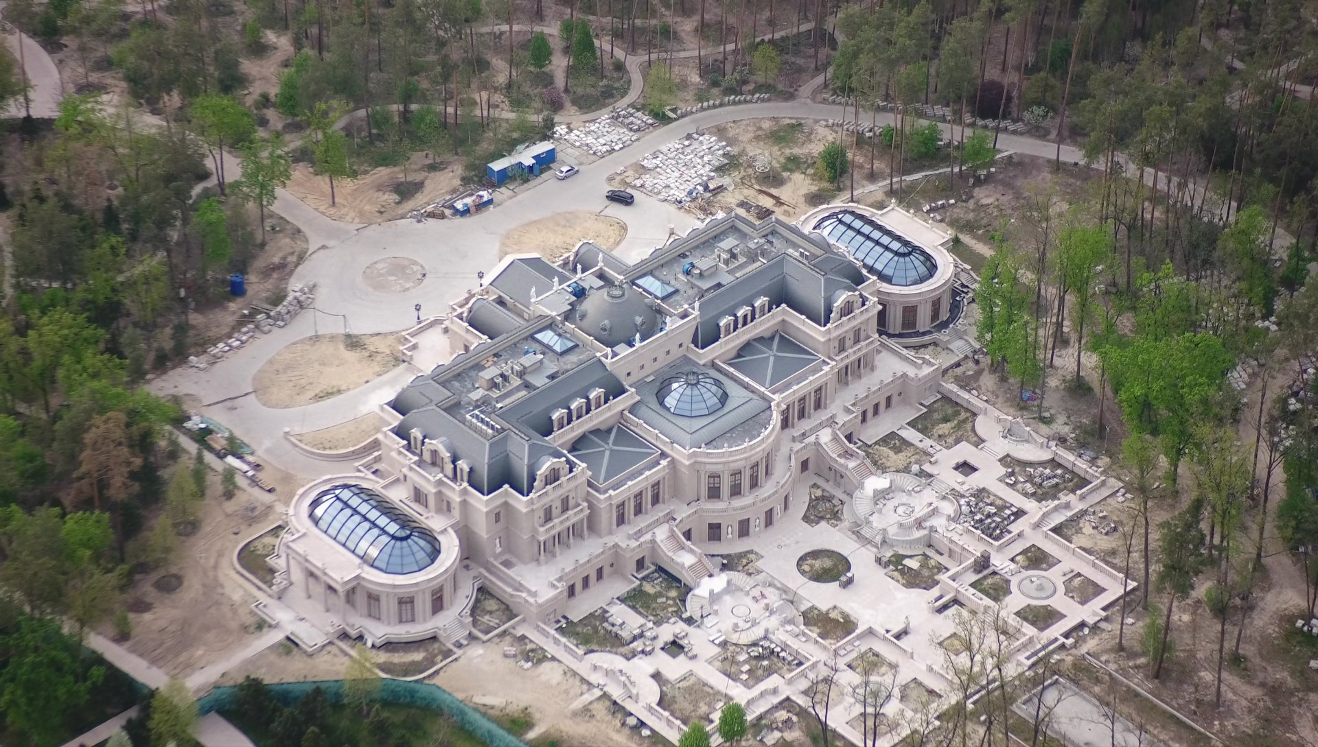 Особняк Ахметова под Киевом показали с высоты птичьего полета: похоже на королевство