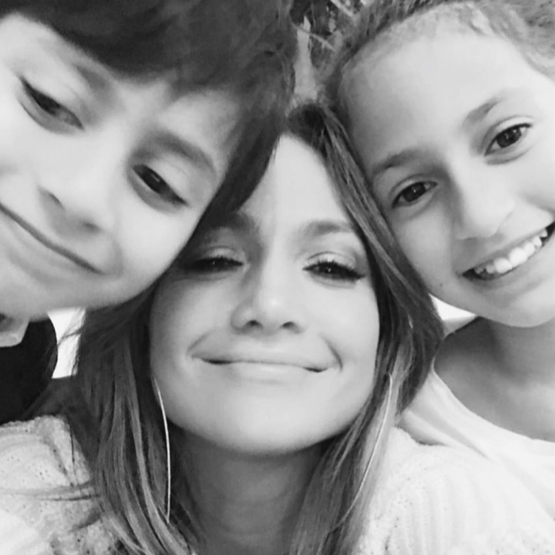 Немов персик: 50-річна Дженніфер Лопес вразила нев'янучою красою