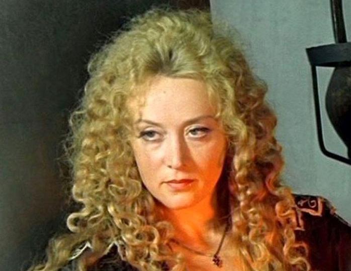 Она уже не говорит: известная российская актриса неизлечимо больна