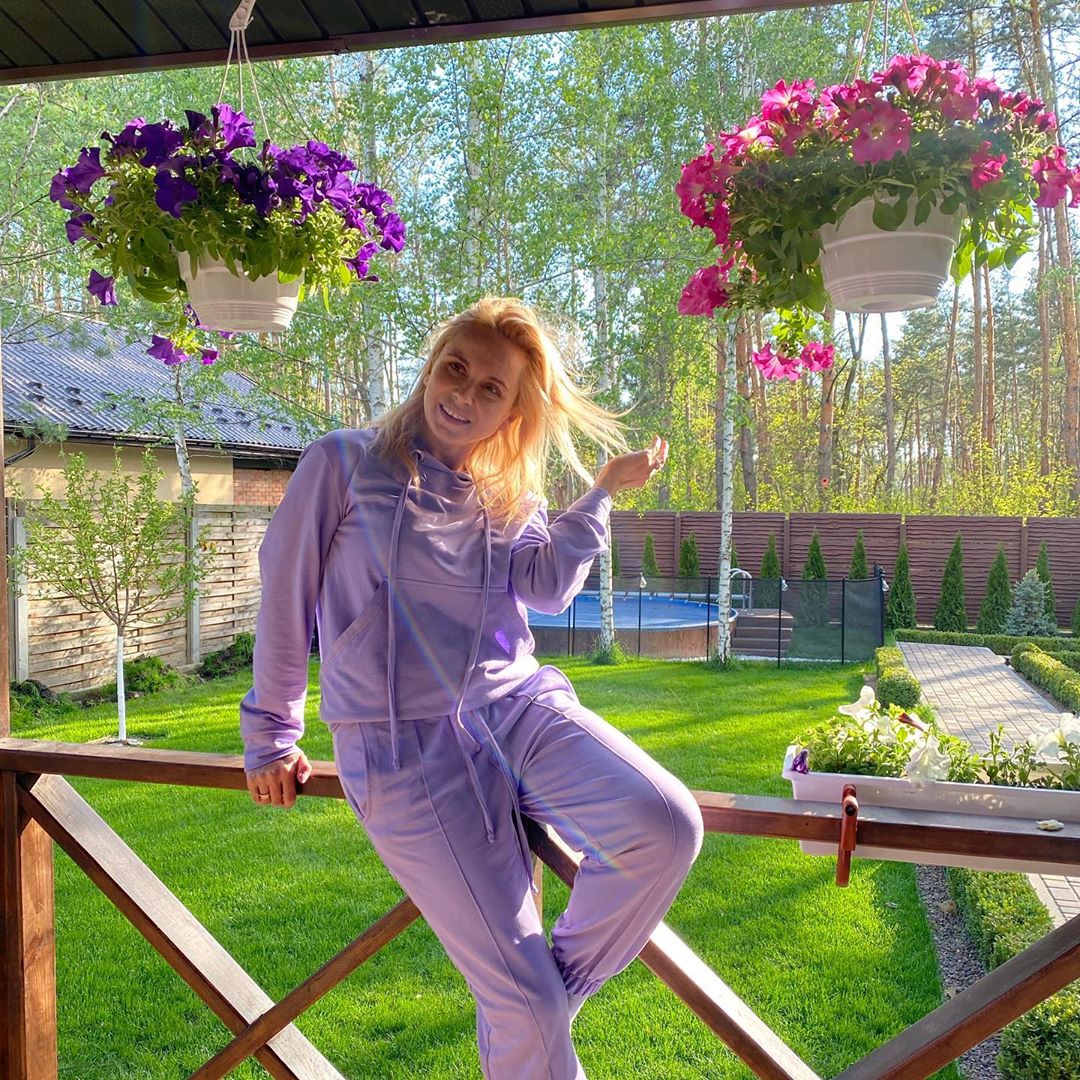 Муж подарил цветы: счастливая Лилия Ребрик поделилась "сиреневым настроением"