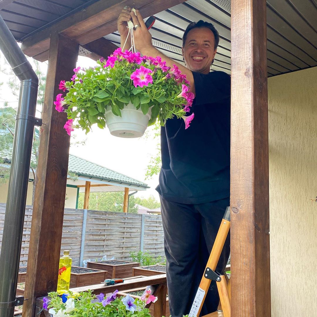 Муж подарил цветы: счастливая Лилия Ребрик поделилась "сиреневым настроением"