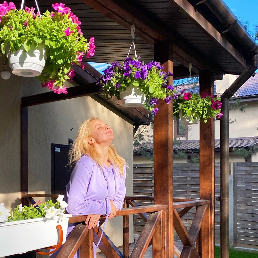 Муж подарил цветы: счастливая Лилия Ребрик поделилась "сиреневым настроением"