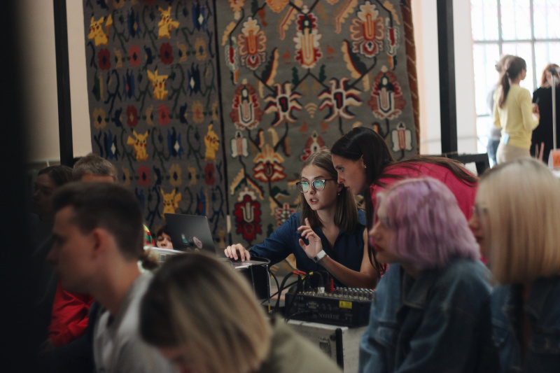 Осознанная мода: как масс-маркет вредит экологии и почему стоит отказаться от "одноразовых" вещей