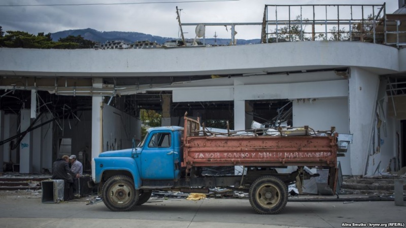 В оккупированном Крыму сносят торговый комплекс Ахметова