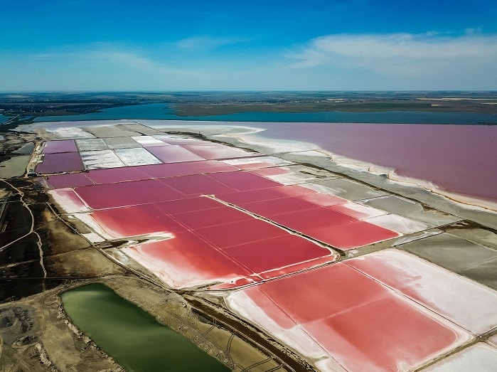 В Крыму знаменитое озеро стало ярко-розового цвета: зрелищные фото