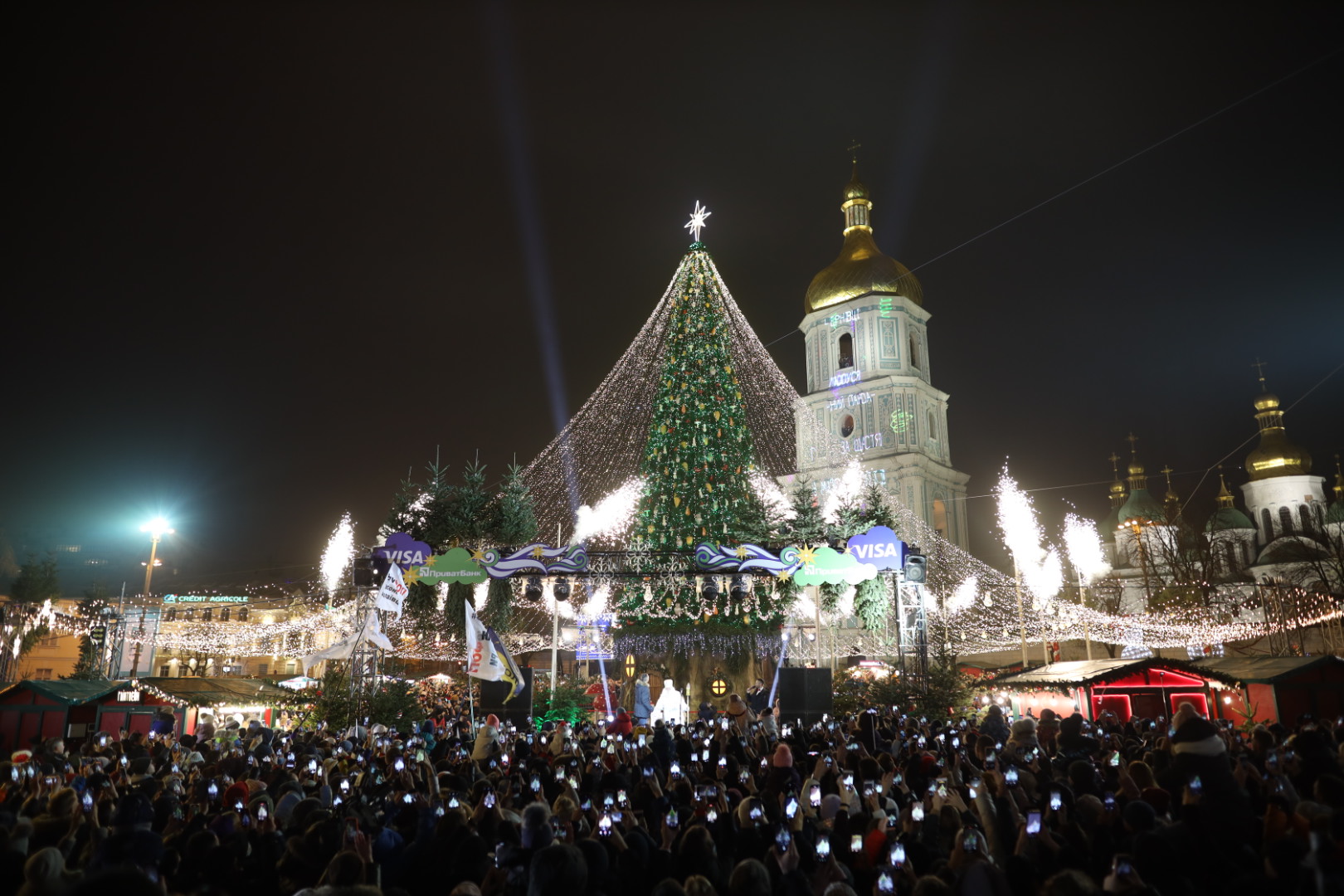 В Киеве зажгли главную елку страны: загорелась гирлянда и начался пожар