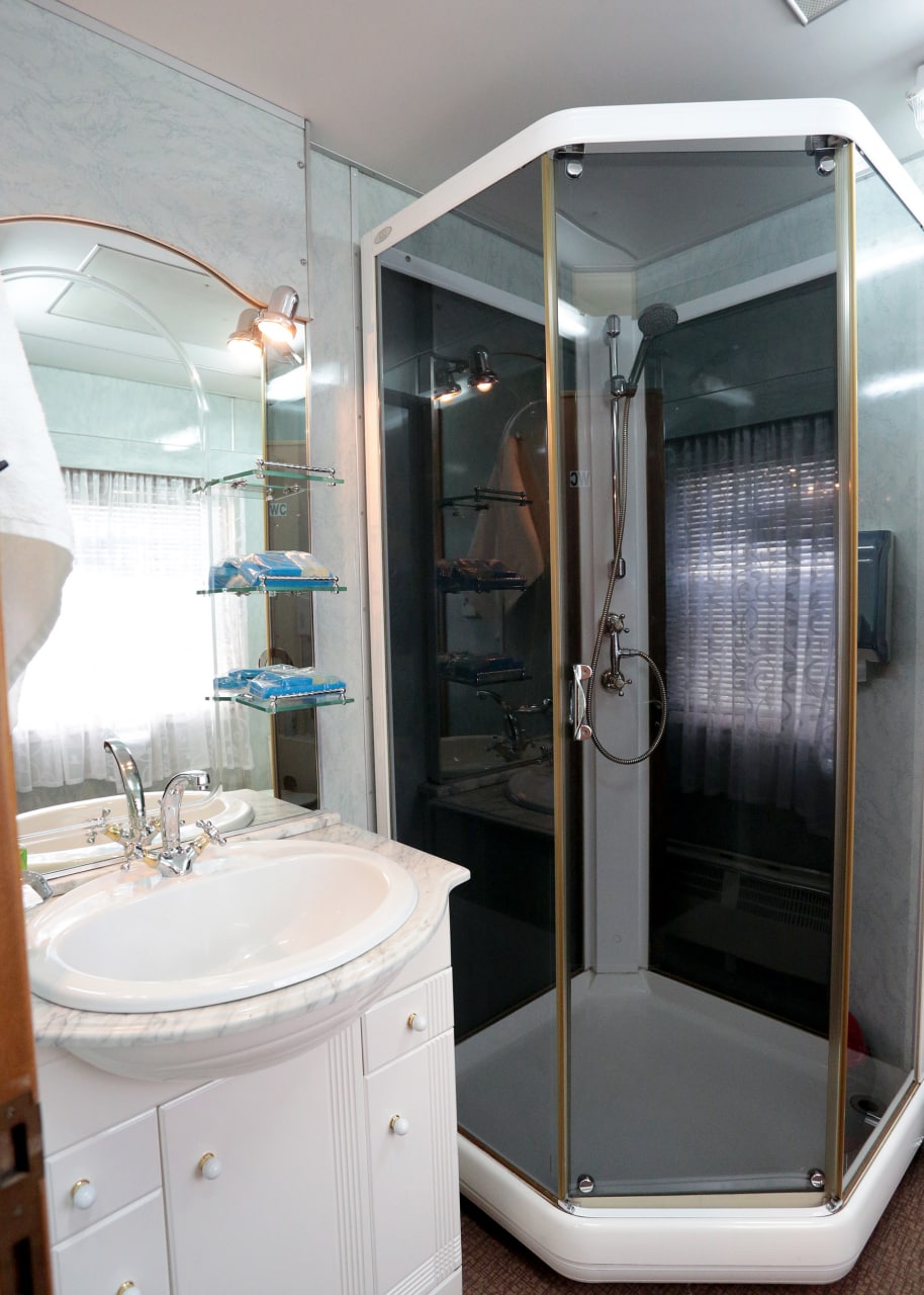 Кухня, спальня и душ: фото самых роскошных вагонов Укрзализныци