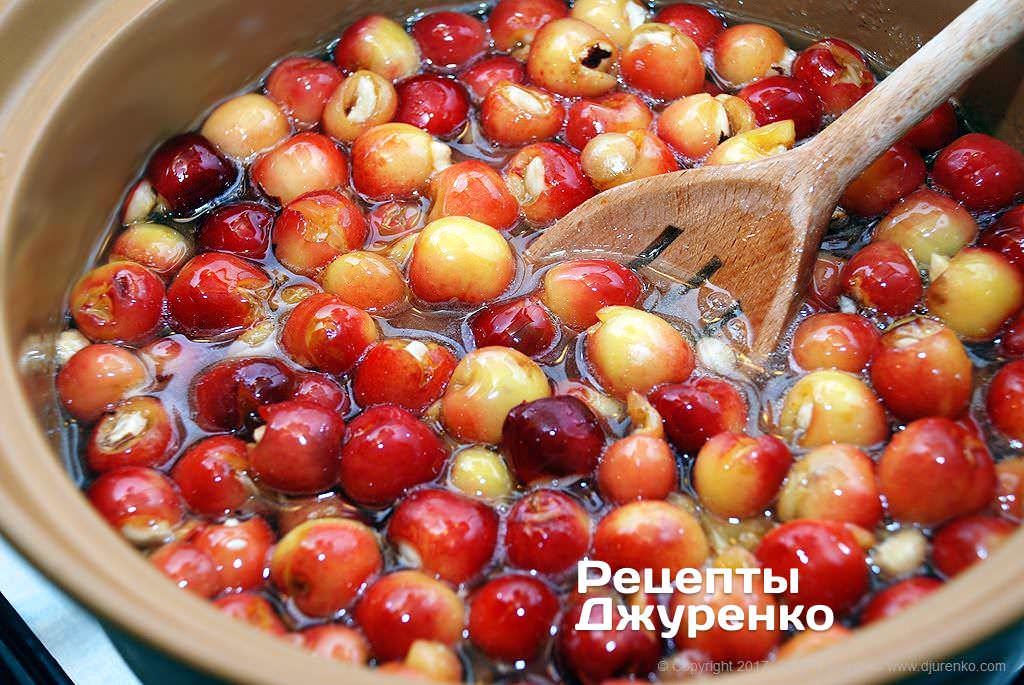 Кулинар раскрыл секрет варенья из черешни, добавив в ягоды особый ингредиент