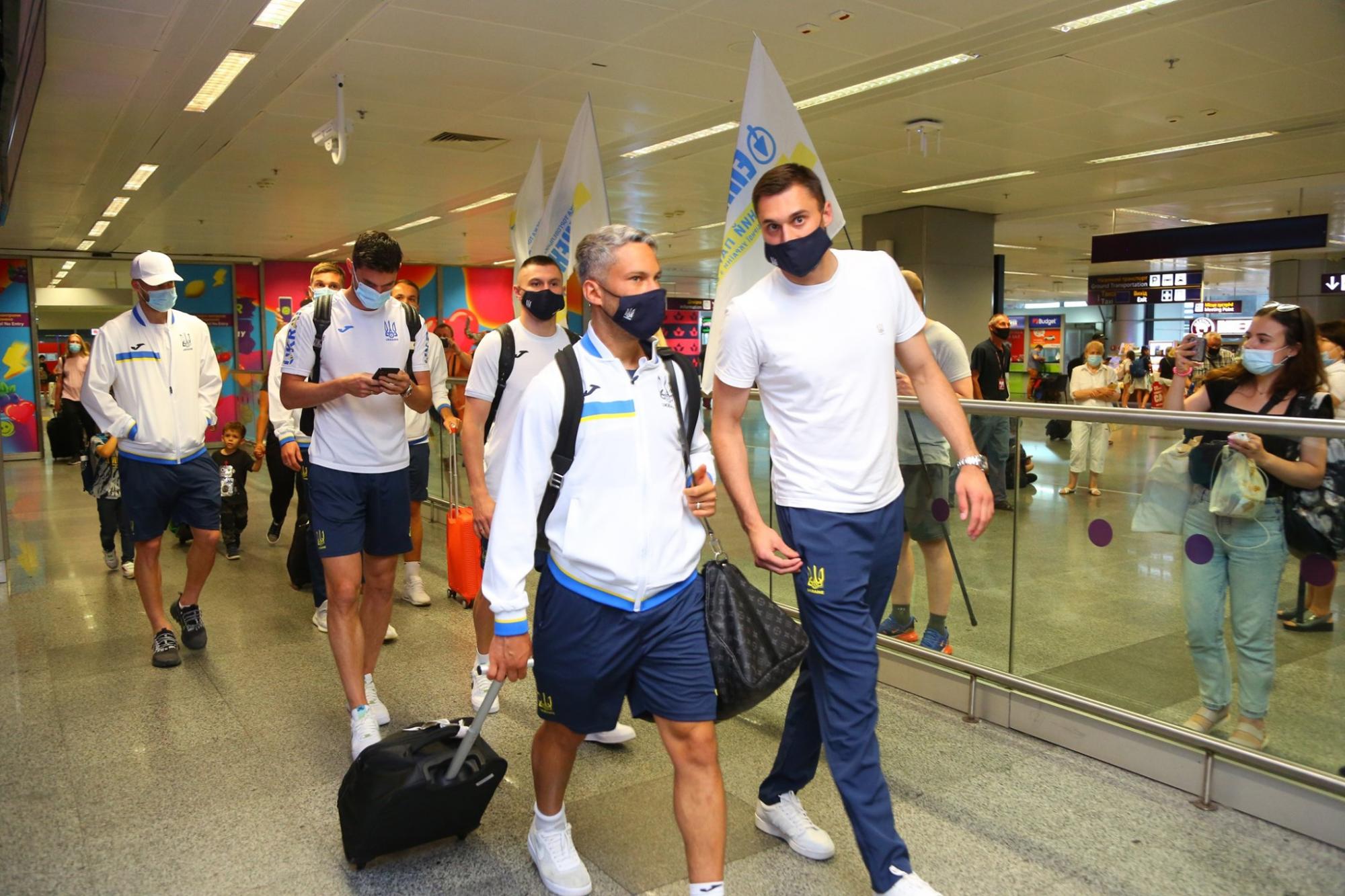 Сборная Украины вернулась домой: яркие фото и видео из "Борисполя"