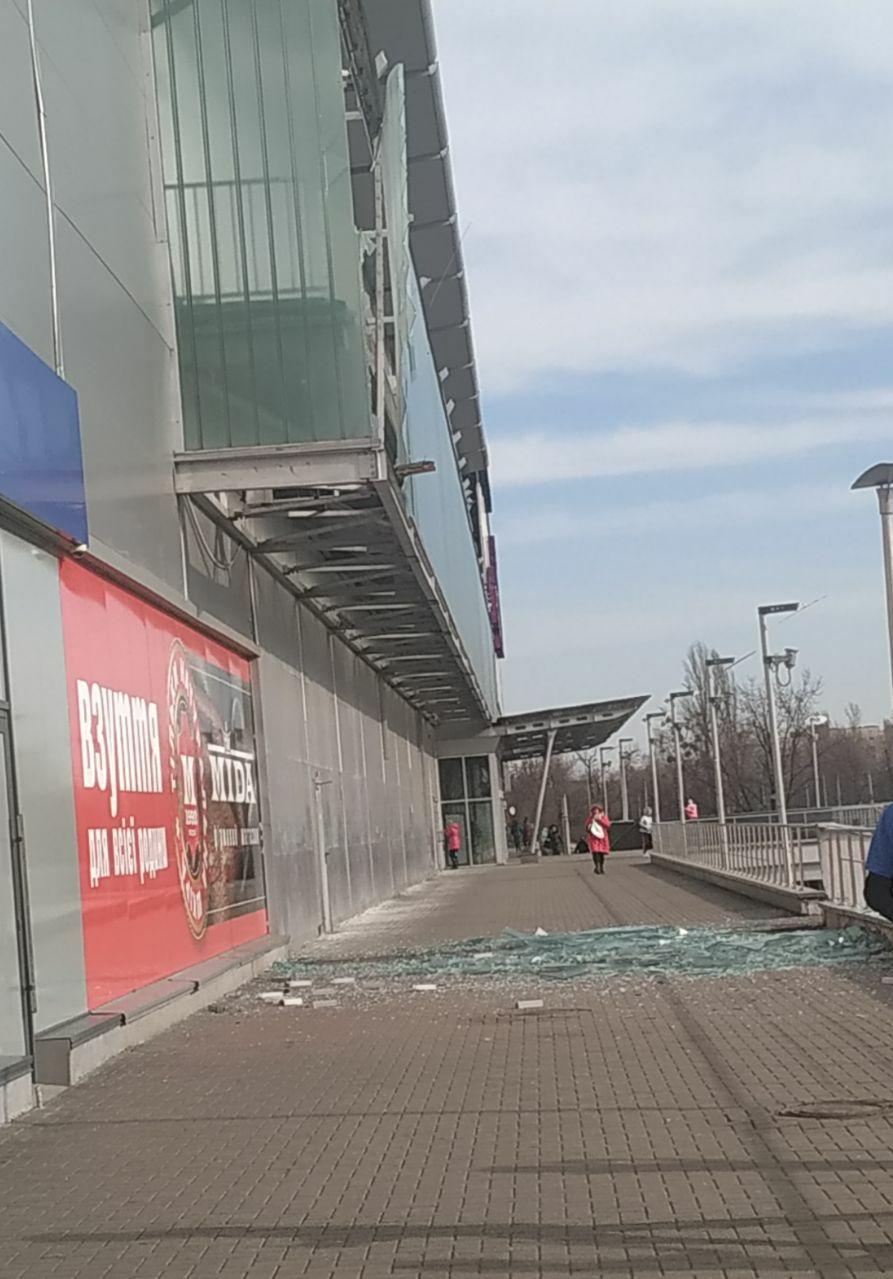 В киевском ТРЦ произошло ЧП: стеклянная панель рухнула на пешеходную зону (фото)