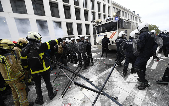 В Брюсселе столкновения на демонстрации: полиция применила водометы и газ