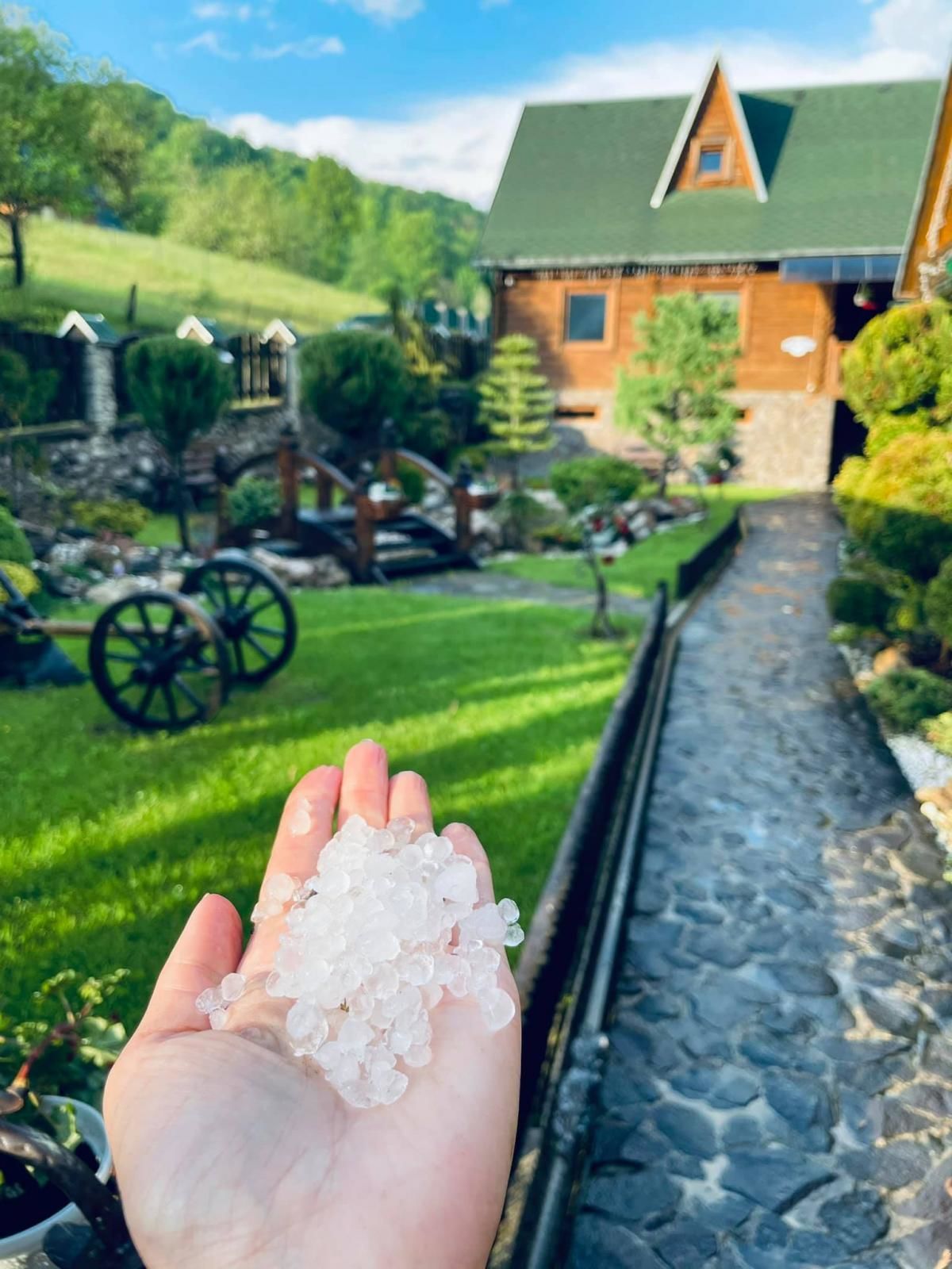 Закарпатье и Буковину засыпало крупным градом: фото бушующей непогоды