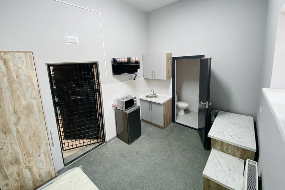 Вот так выглядят новые камеры в СИЗО: "небольшая гостиница" с телевизором, душем и телефоном