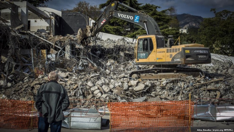В оккупированном Крыму сносят торговый комплекс Ахметова